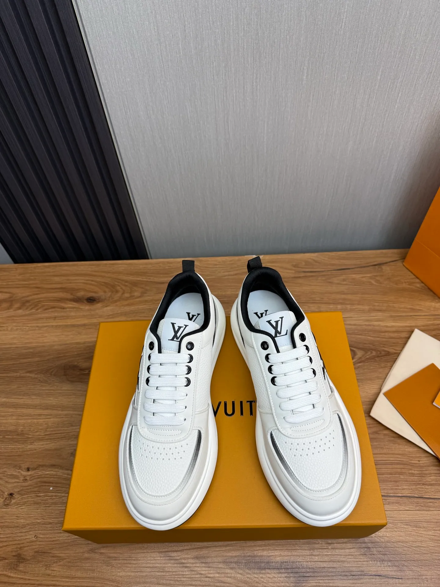 Men's shoes 💰820💰 Lv. Top purchasing agent 🇮🇹 Louis Vuitton, sports shoes counter synchronization, uppers imported from Italy, high-quality splicing and complex handicrafts, imported mesh pads are soft and comfortable, soles: original factory special soles, TPU exclusive movable molded soles super comfortable, original factory single goods, 🔍🔍high quality, you can enter and exit the counter at will, welcome to compare, code number 38-44 (Customized 38.45)